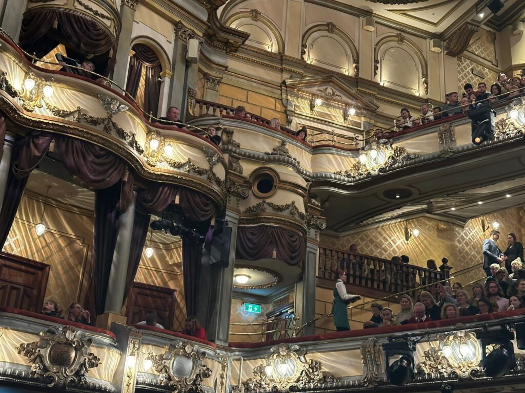 装飾と豪華なカーテンが施された劇場のボックス席