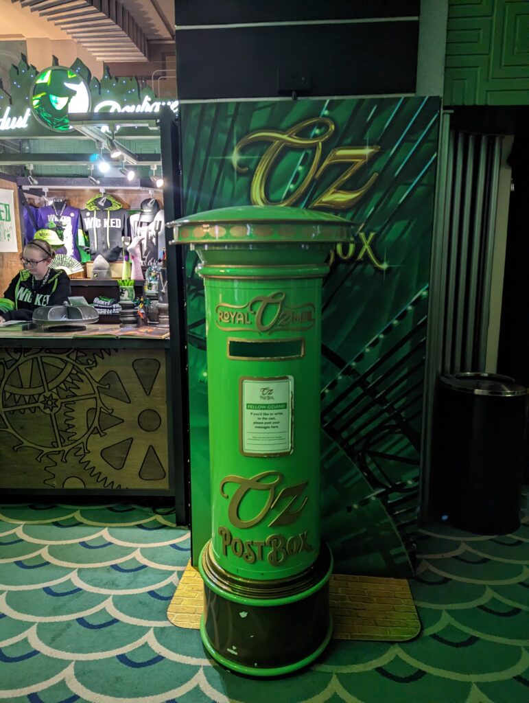緑色の郵便ポスト。「ROYAL Oz MAIL」と書いてあって、ここから手紙を送ることができる